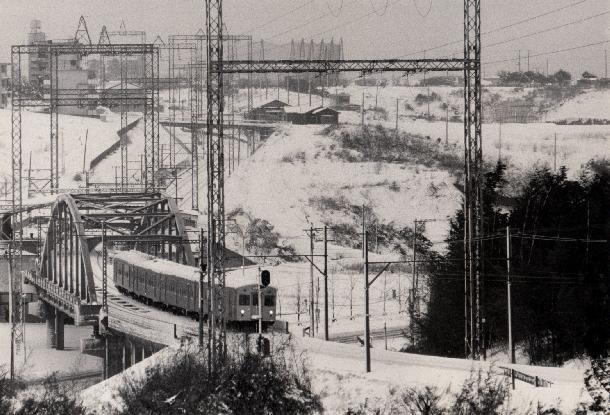 雪の宮前平を望む