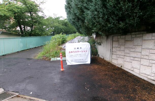 南野川小学校正門付近の土のうステーションの画像