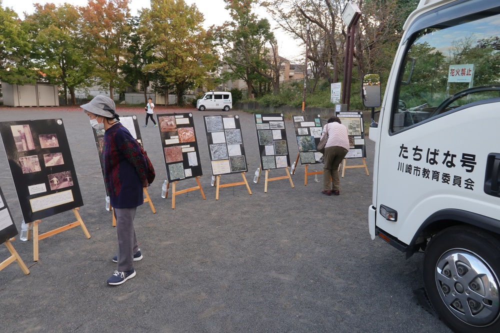 自動車文庫とコラボした出張！みやまえアーカイブ展の写真2