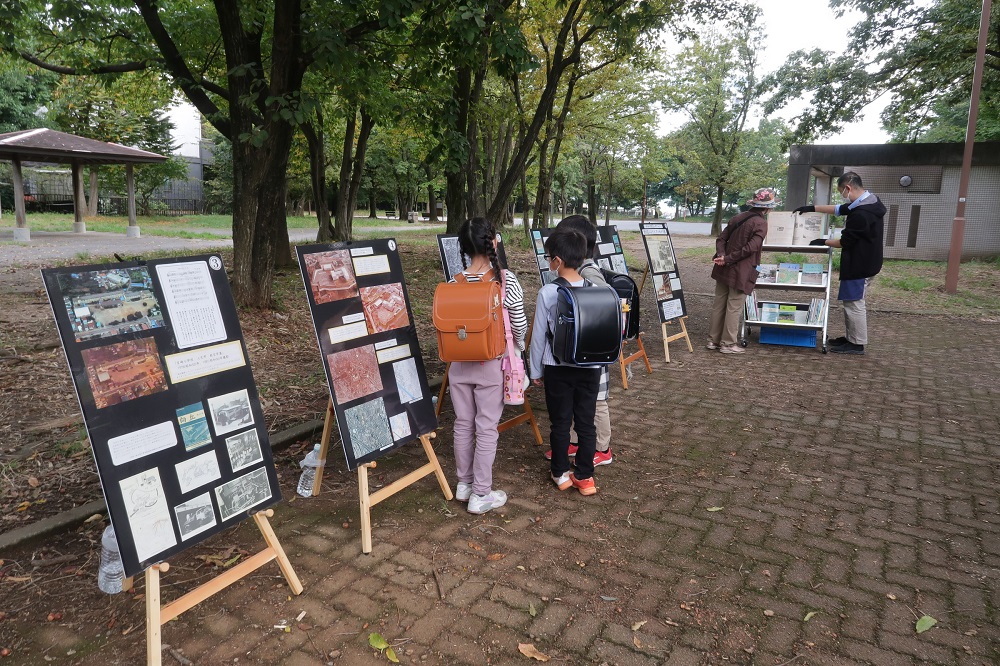 自動車文庫とコラボした出張！みやまえアーカイブ展の写真1