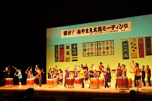 太鼓体験コーナーの様子