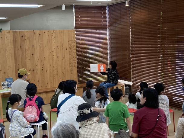 つながるサンデー開催の様子　読み聞かせ