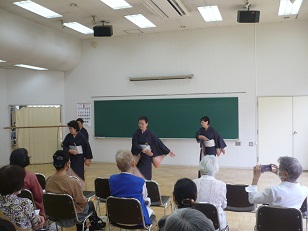 着物で舞う3人と観客の姿