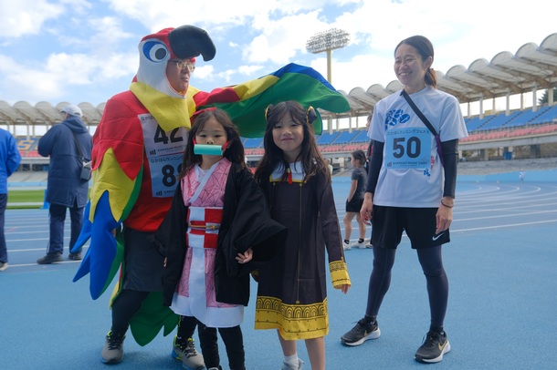 ファミリーラン仮装賞贈呈の様子