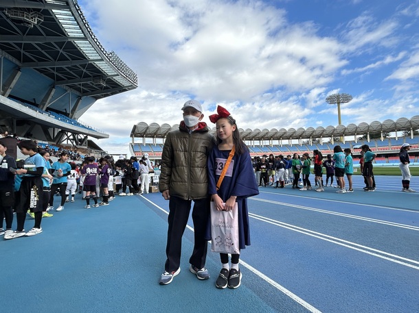 ロードレース小学生の部仮装賞贈呈の様子
