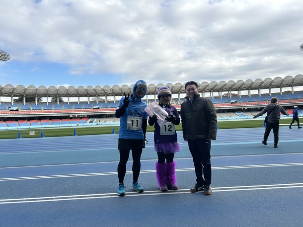 ロードレース一般の部仮装賞贈呈の様子