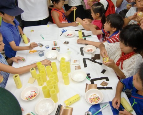 子ども達が楽しく万華鏡を作っています。