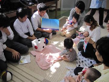 子育てサロンと中学校の授業協力（2016年10月撮影）