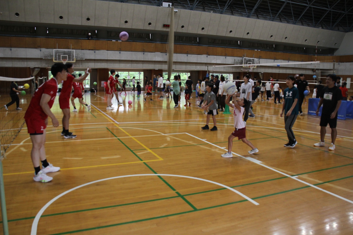 親子バレーボール教室の様子(1)