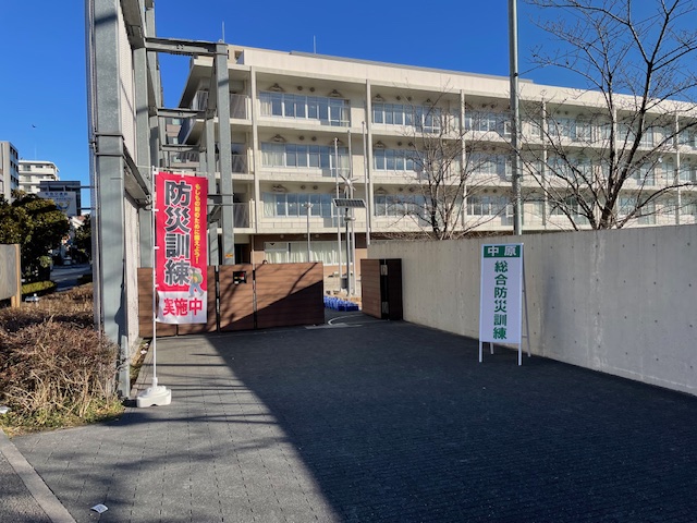 上丸子小学校の門から見た様子