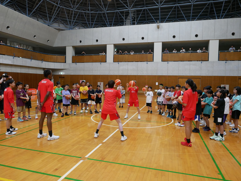 選手のプレーを間近で見学する様子