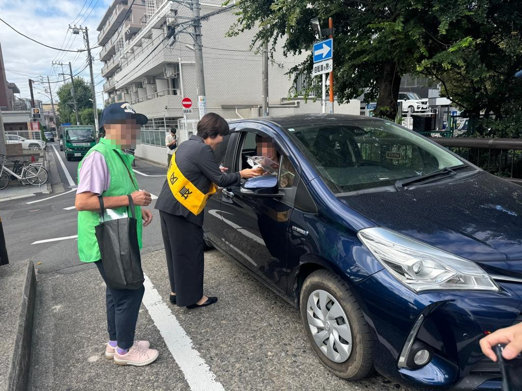 自動車運転手に対し、梨を配布しました