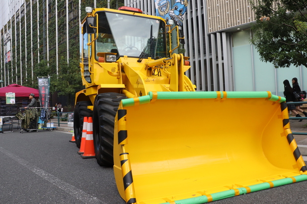 ホイールローダーが展示されている様子