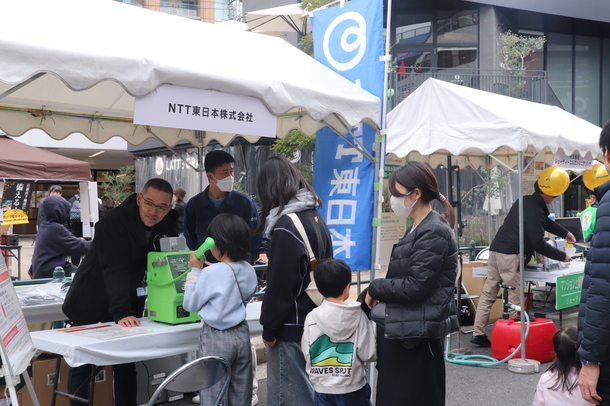 子どもが災害用伝言ダイヤル171を体験している様子