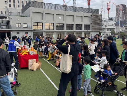 たくさんの子どもがオークションに参加している様子