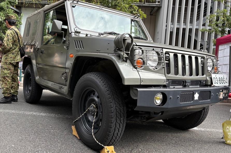 自衛隊車両が展示されている様子