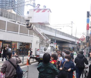 高所作業車へ搭乗体験している様子