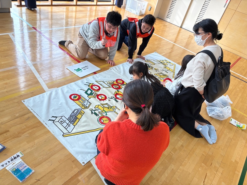 家具転倒防止間違い探しをしている様子