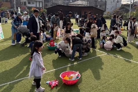 おもちゃを選んでいる様子