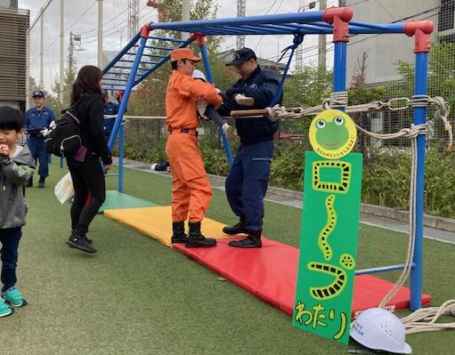 ロープ渡りに挑戦している様子