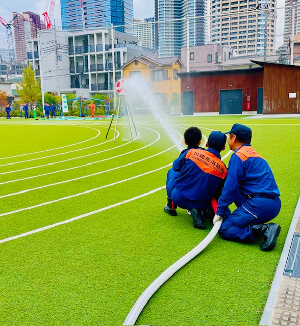 子どもが「消火栓で的当てゲーム」に挑戦している様子