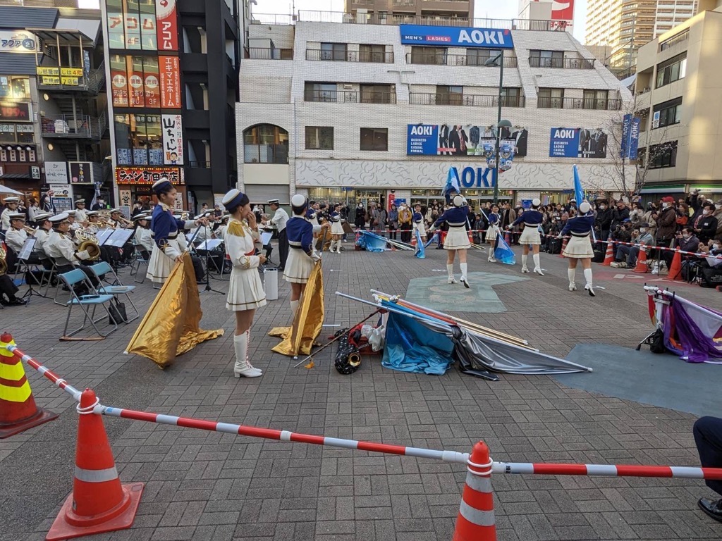 音楽隊・カラーガード隊の演舞の様子です