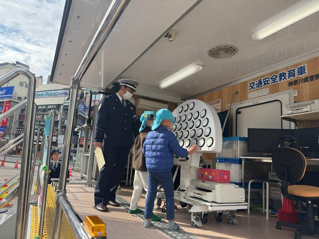 反射神経テストを実施する子どもたち