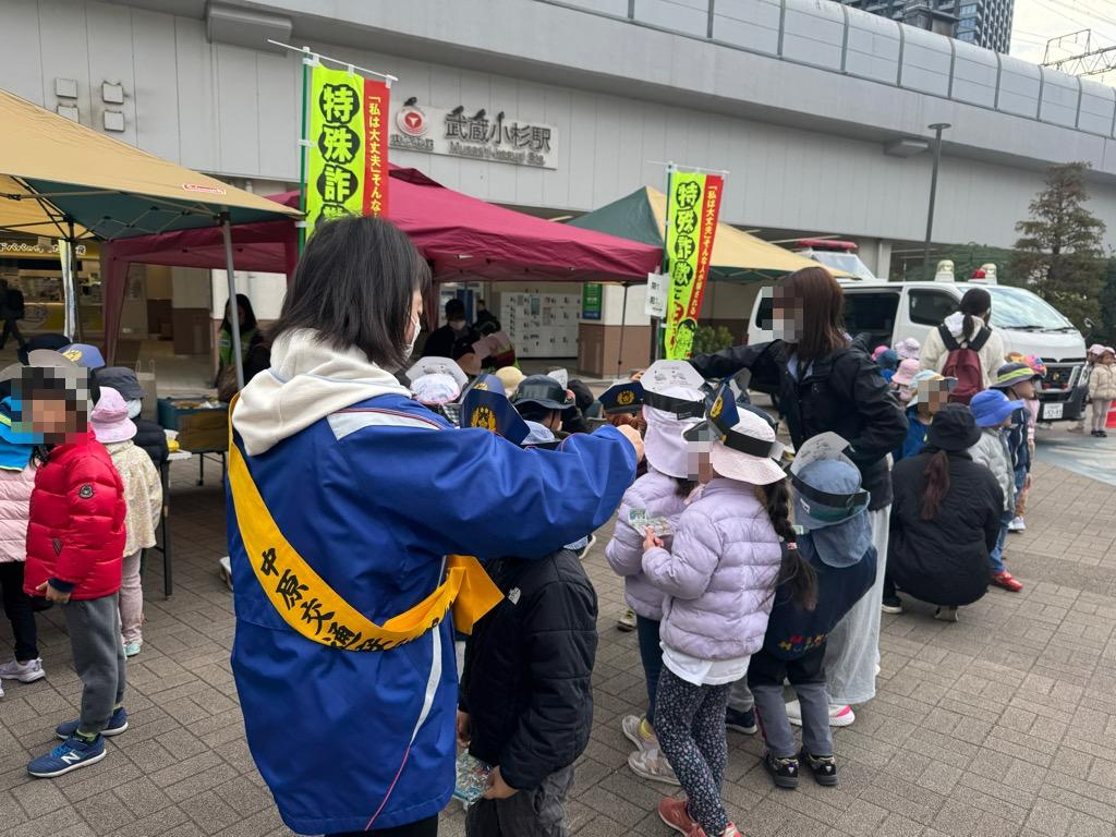 啓発品を手渡しする潮さん