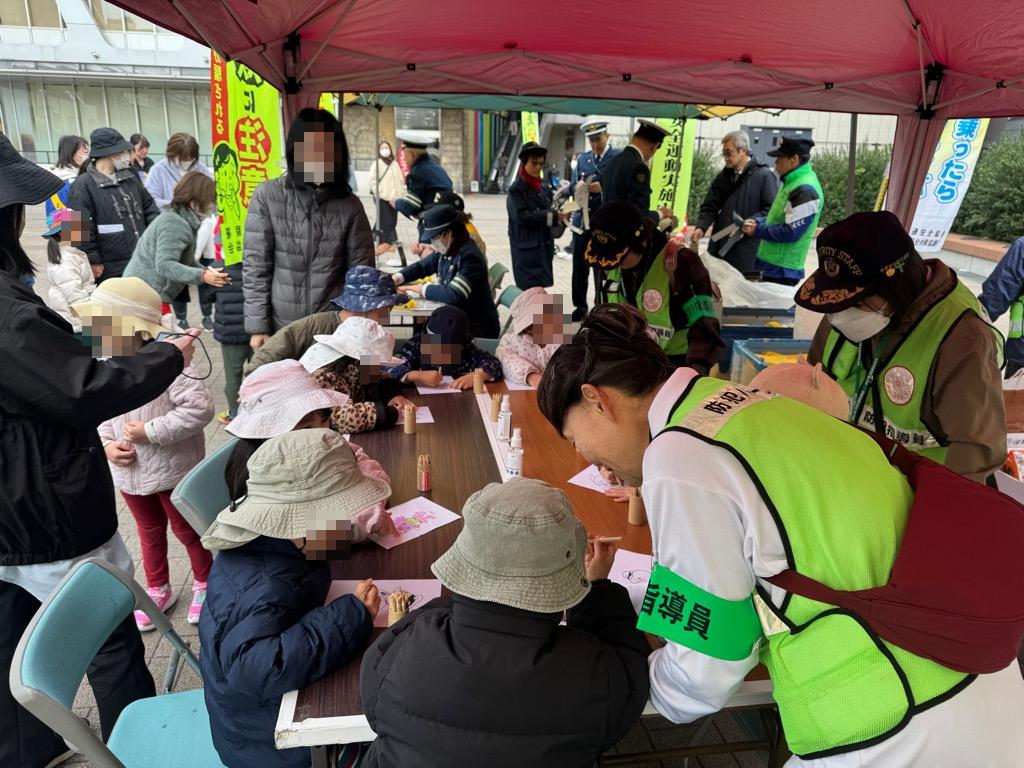 防犯塗り絵を楽しむ子どもたち