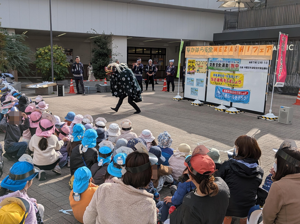 獅子舞を見る来場者の方々