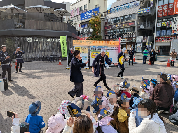 ひょっとこの踊りを見る来場者の方々