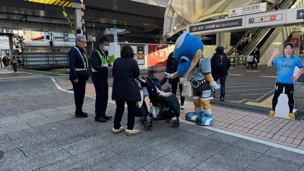 ふろん太が啓発物を配布する様子