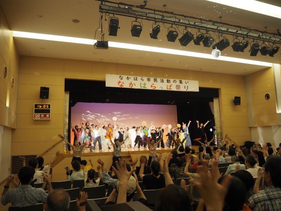 ステージ出演者と観客が一緒に踊っている様子