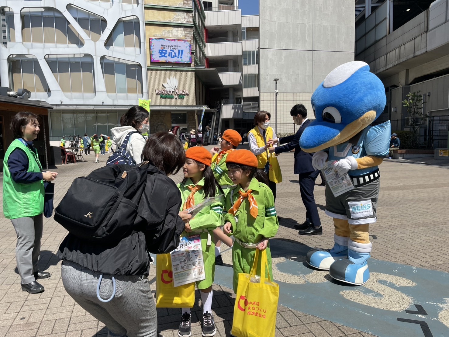 中原交通安全児童指導員による啓発物配布の様子