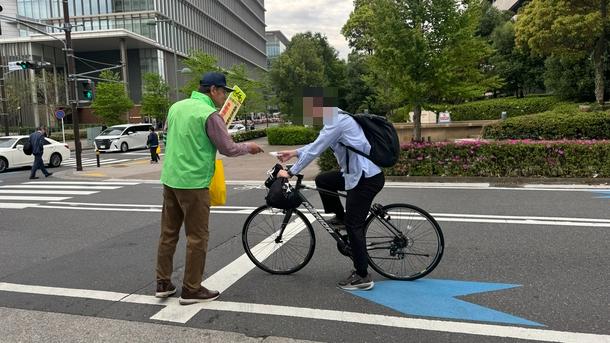 自転車利用者に対し、安全利用を呼びかける様子