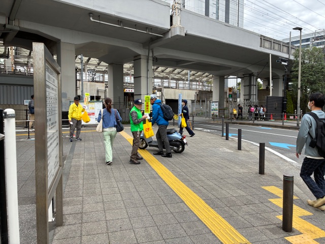 自転車駐輪場前での配布の様子