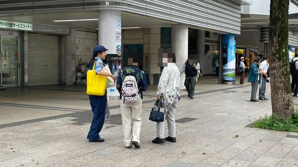 参加者による啓発物配布の様子
