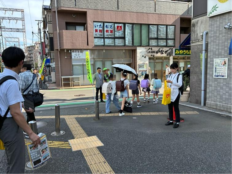 夏休み前の学校に登校する児童に向けて、安全通行を呼びかけました