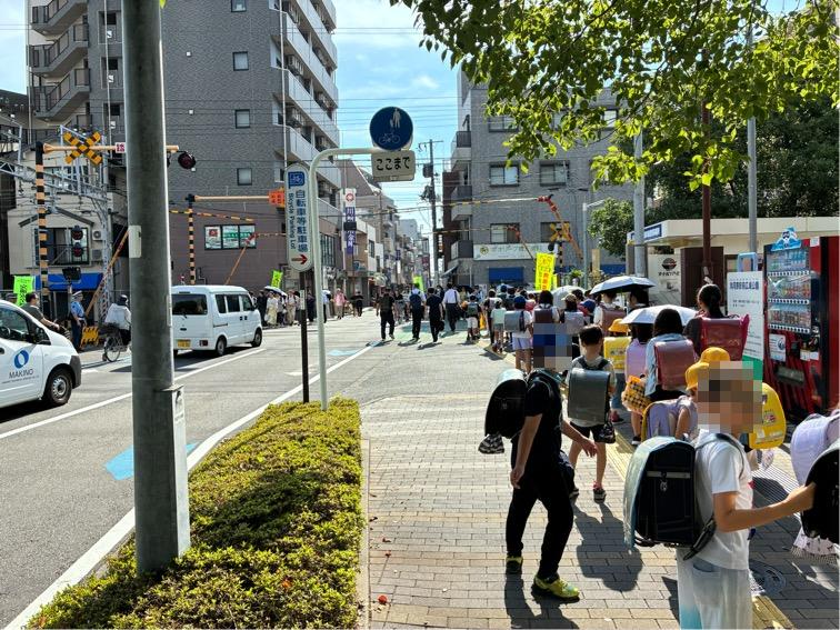 踏切待ちをしている通行者に対して、啓発物を配布しました