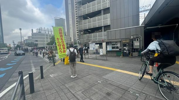 駅駐輪場付近で自転車のマナーアップを啓発しました