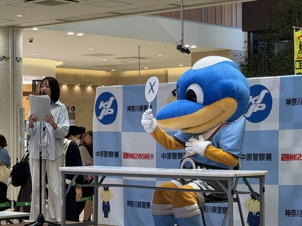 クイズに取り組むふろん太