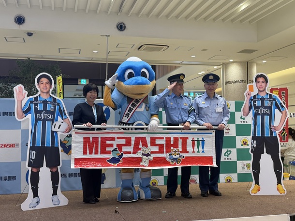 MEZASHIとふろん太の記念撮影