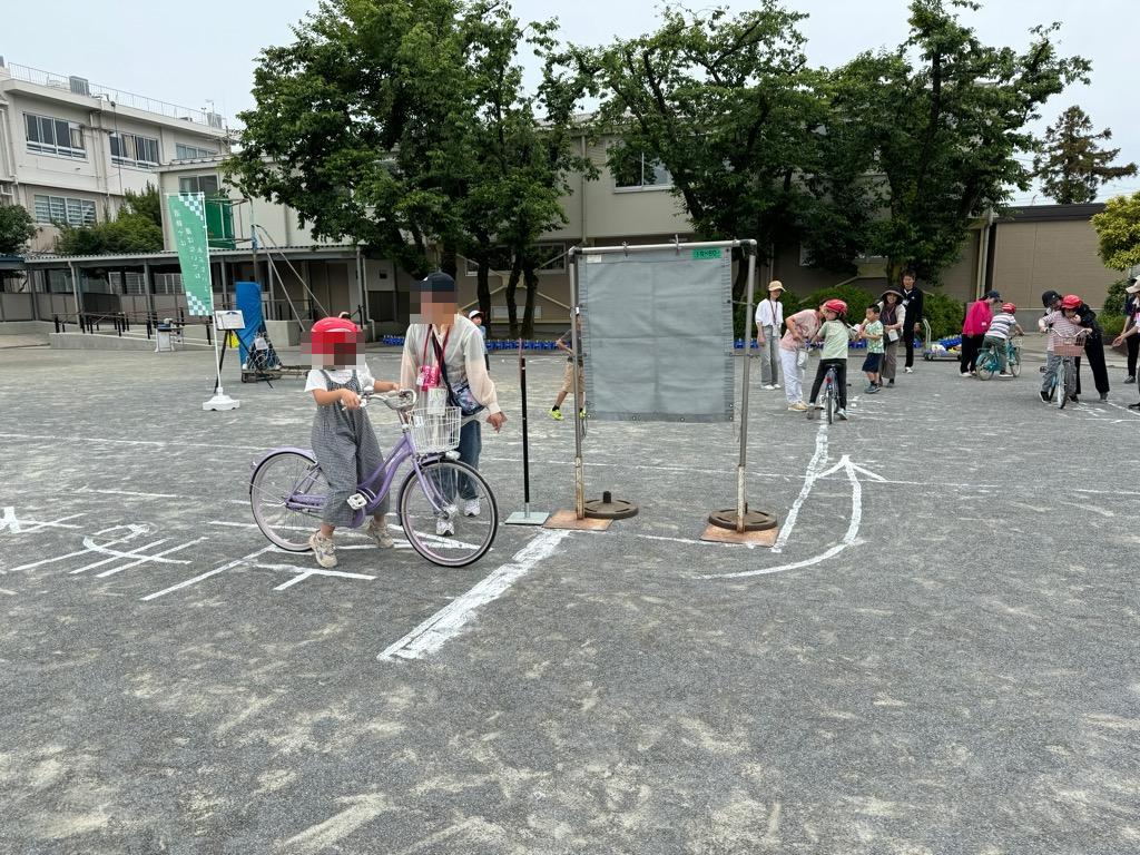 自転車の安全確認指導をしています。