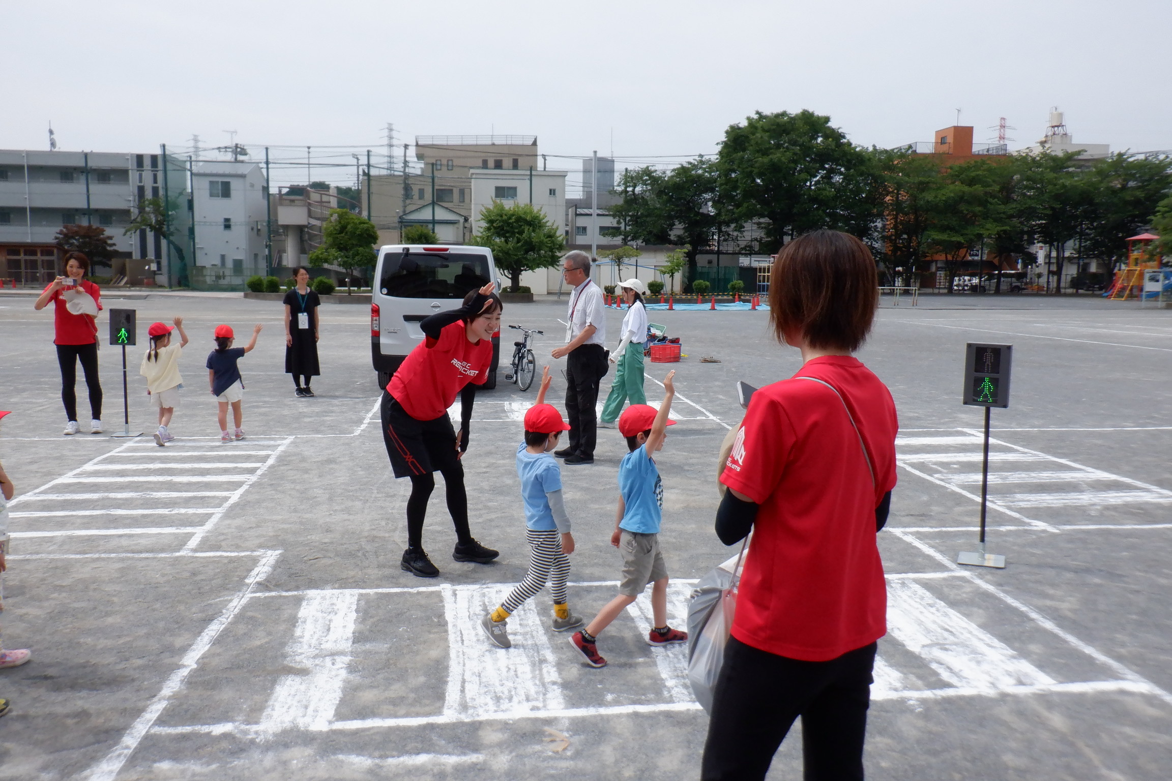 NECレッドロケッツの選手に、横断歩道の渡り方を教えてもらっています。