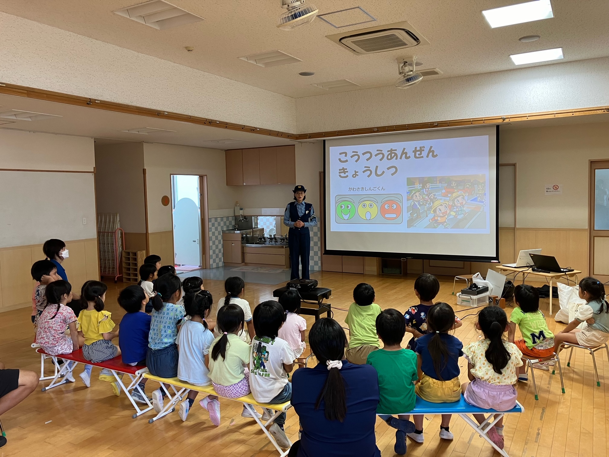 スライドを使用して、講話を聴いています。