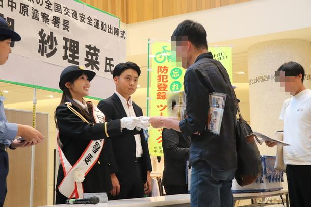 啓発品を手渡しする潮さん