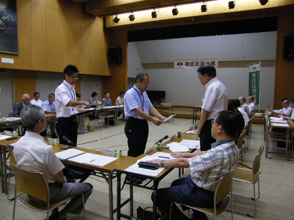 区長から委嘱状を受け取る区民会議委員