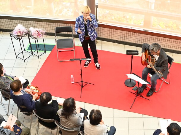 ハーモニカ・ギターの演奏