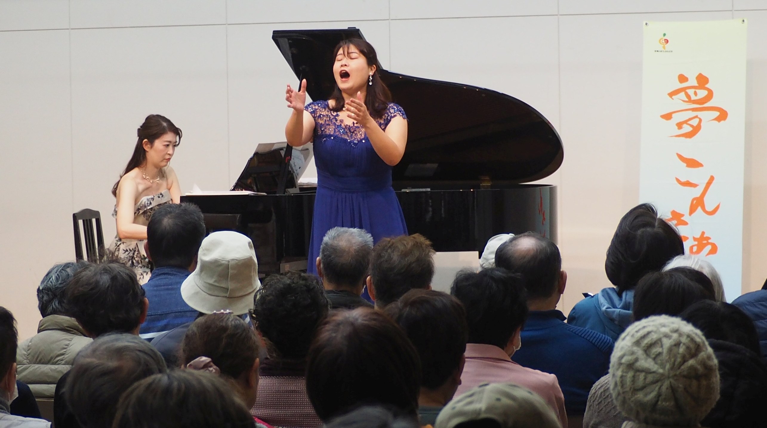 ピアノの演奏にソプラノを披露