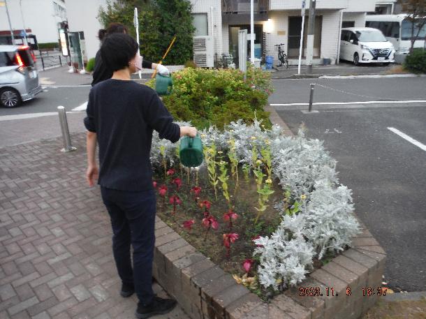 別日に植え付けた「ジニア」と「コリウス」にも、水やりしていただきました！